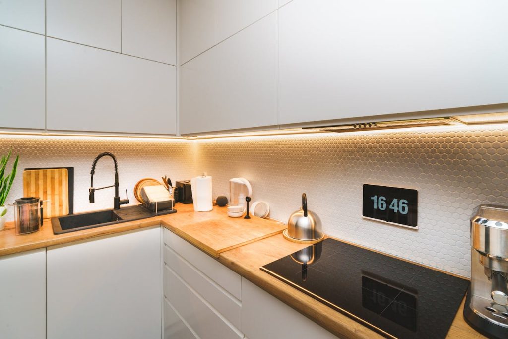 A smart kitchen with modern tools 