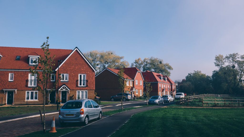 A picture of a neighborhood and community with homes